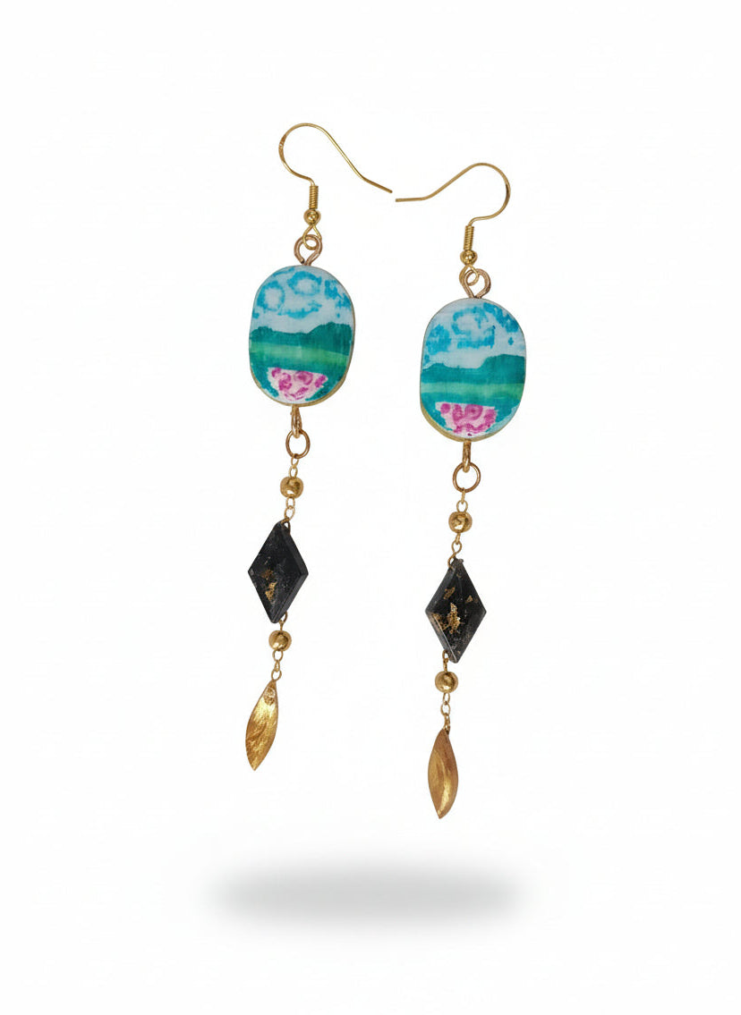 Boucles d'Oreilles Pendantes Rétro Chic – Paysage Miniature Artisanal en Résine & Argile Noire, Crochets Dorés - Talis & co