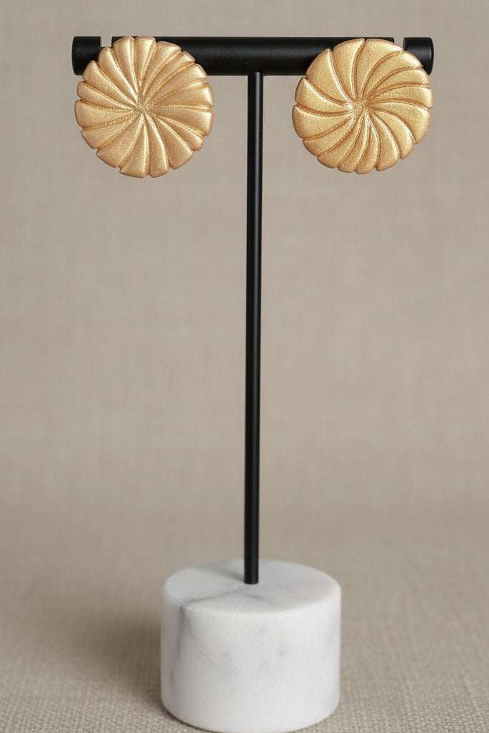 boucles d'oreilles artisanales en forme de disque doré, façonnées à la main en argile polymère. Leur design épuré et contemporain apporte une touche de sophistication à votre style, que ce soit pour le quotidien ou les occasions spéciales.