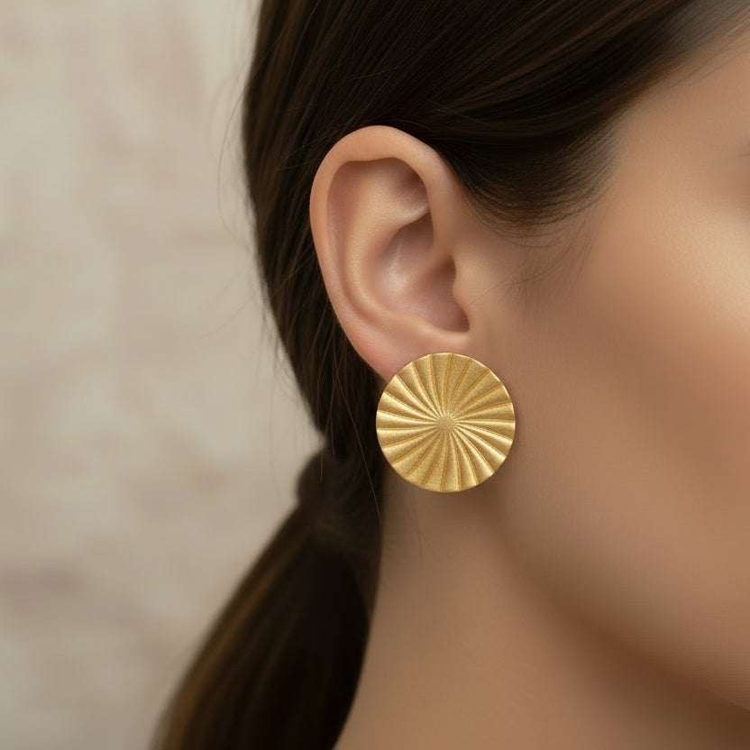 boucles d'oreilles artisanales en forme de disque doré, façonnées à la main en argile polymère. Leur design épuré et contemporain apporte une touche de sophistication à votre style, que ce soit pour le quotidien ou les occasions spéciales.