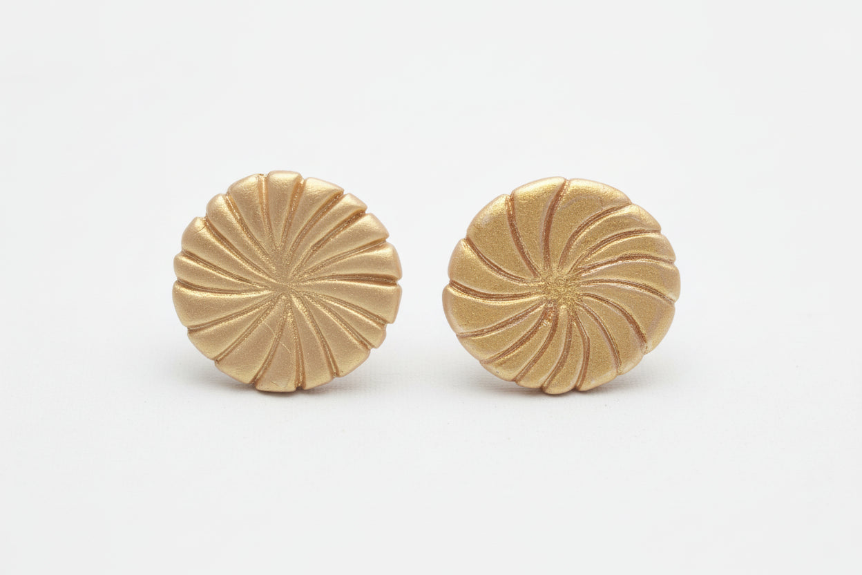 boucles d'oreilles artisanales en forme de disque doré, façonnées à la main en argile polymère. Leur design épuré et contemporain apporte une touche de sophistication à votre style, que ce soit pour le quotidien ou les occasions spéciales.