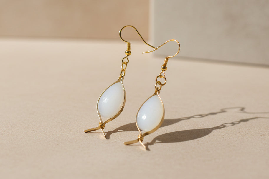 Boucles d'oreilles poisson perle en resine laiton et acier inoxydable