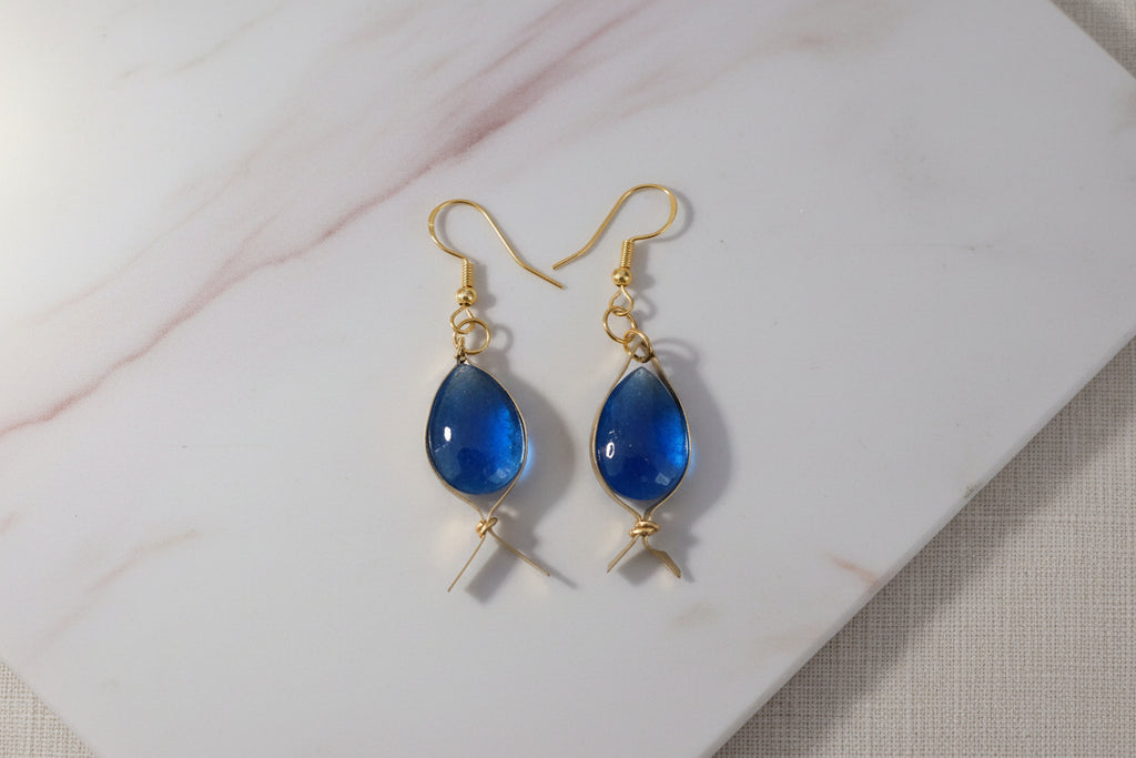 Boucles d'oreilles poisson perle en resine laiton et acier inoxydable