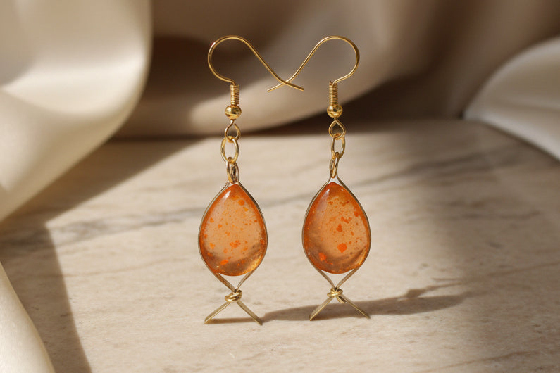 Boucles d'oreilles poisson perle en resine laiton et acier inoxydable