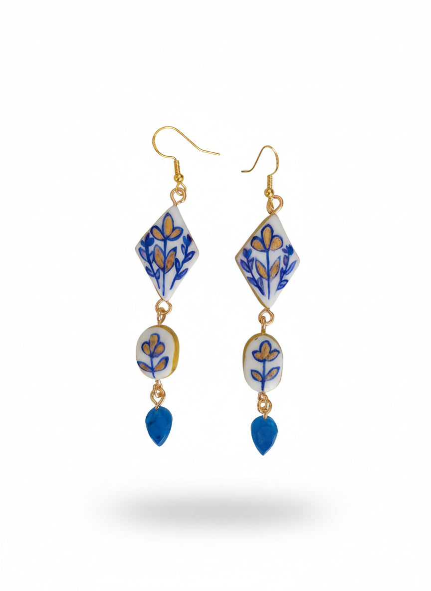 Boucles d'oreilles pendantes florales Elegantes vintage pour femme. Motif fait main bleu et doré argile polymère,  résine et acier inoxydable