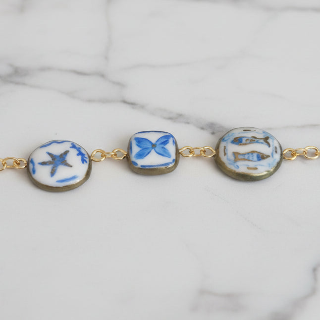 Bracelet "Odyssée Bleue" – Médaillons en Argile Polymère Peints à la Main