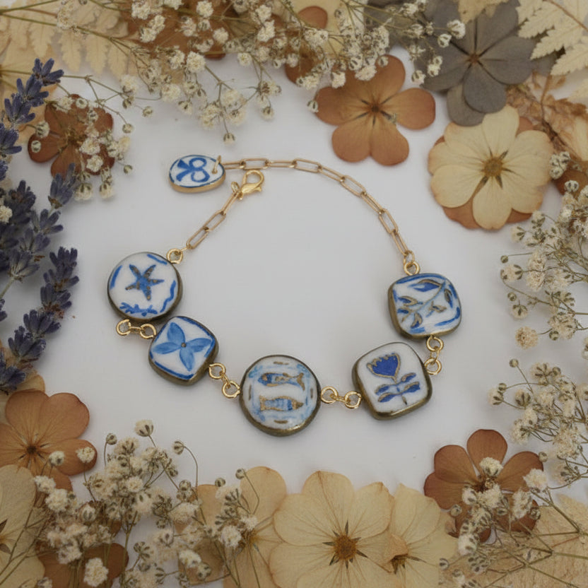 Bracelet "Odyssée Bleue" – Médaillons en Argile Polymère Peints à la Main