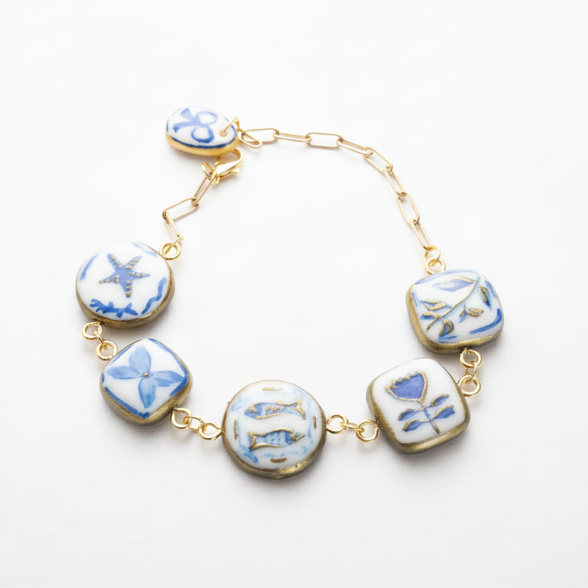 Bracelet "Odyssée Bleue" – Médaillons en Argile Polymère Peints à la Main