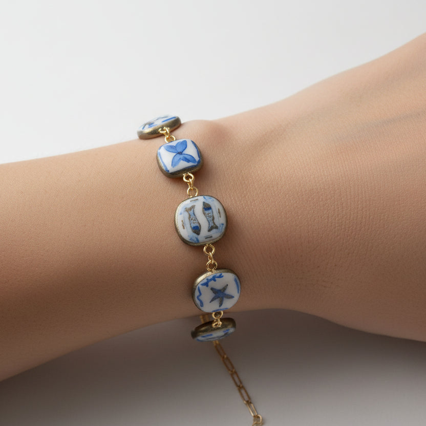 Bracelet "Odyssée Bleue" – Médaillons en Argile Polymère Peints à la Main