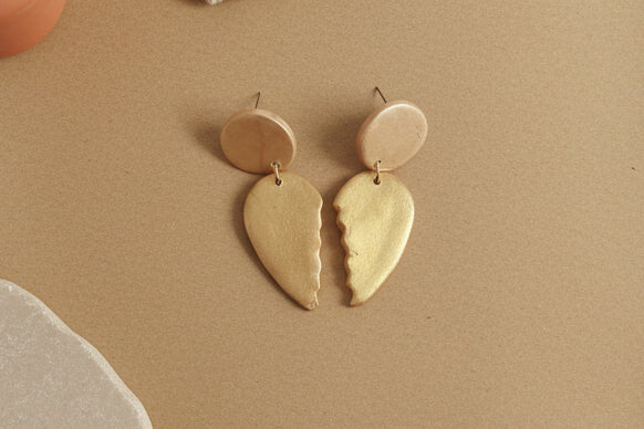 boucles d'oreilles artisanales en forme d'aile dorée, façonnées à la main en argile polymère. Leur design poétique et délicat évoque la légèreté et la liberté, apportant une touche de grâce à votre style.