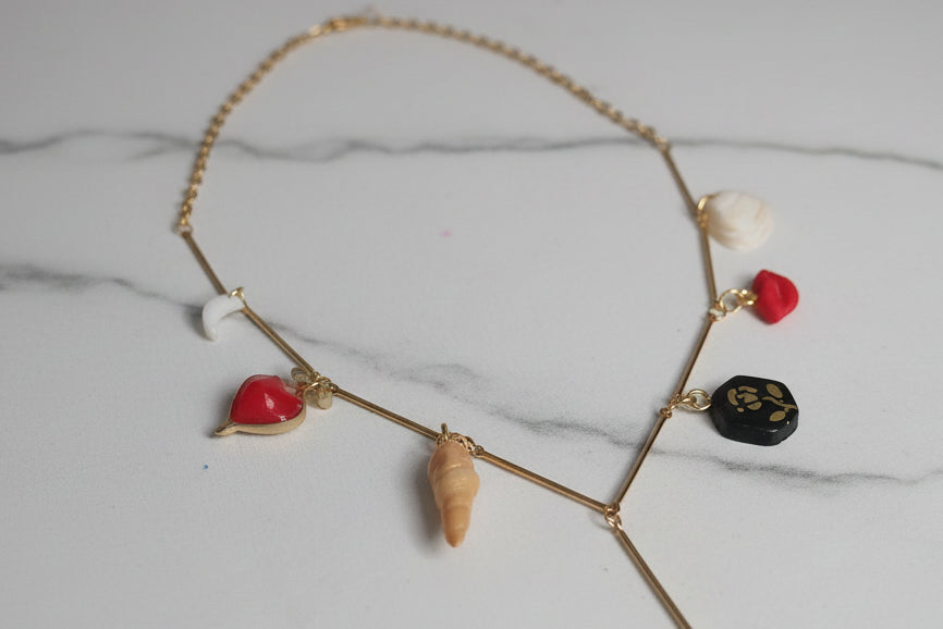 Collier "Lariat" Bohème Chic – Acier Inoxydable, Argile et Coquillages