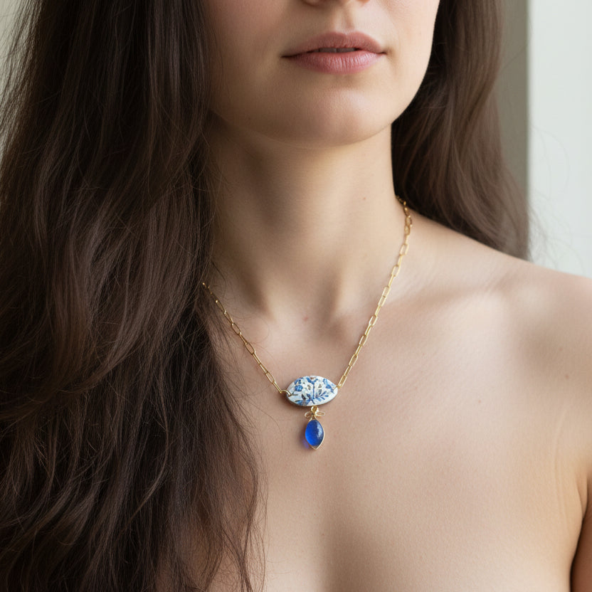 Collier Artisanal "Héritage Bleu" – Acier Inoxydable Doré et Argile Polymère