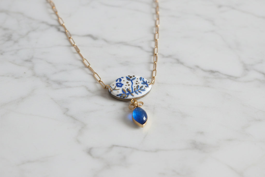 Collier Artisanal "Héritage Bleu" – Acier Inoxydable Doré et Argile Polymère