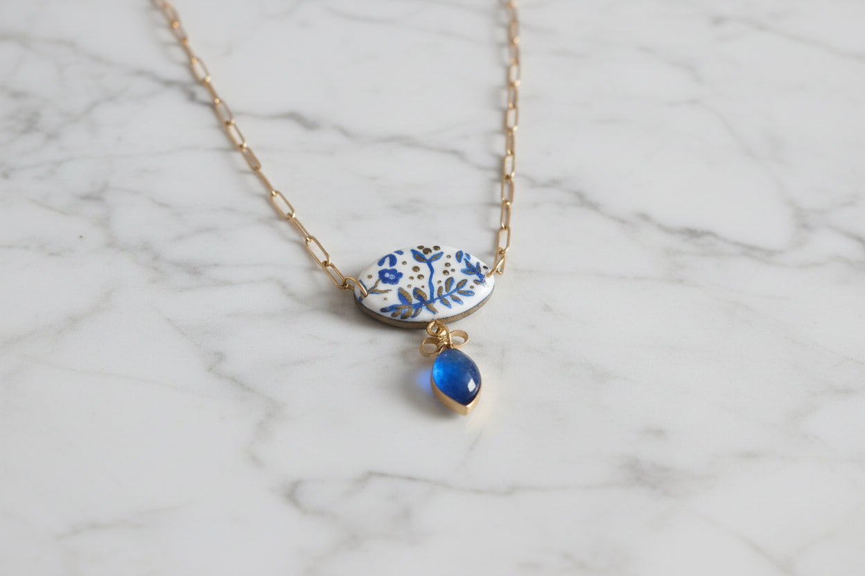 Collier Artisanal "Héritage Bleu" – Acier Inoxydable Doré et Argile Polymère