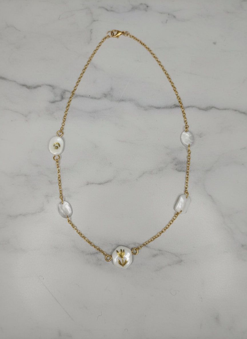 Collier moderne tendence chic baroque or et blanc