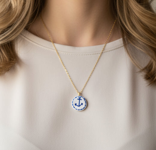 Pendentif bleu et blanc ancre Talis&co | Argile polymère 