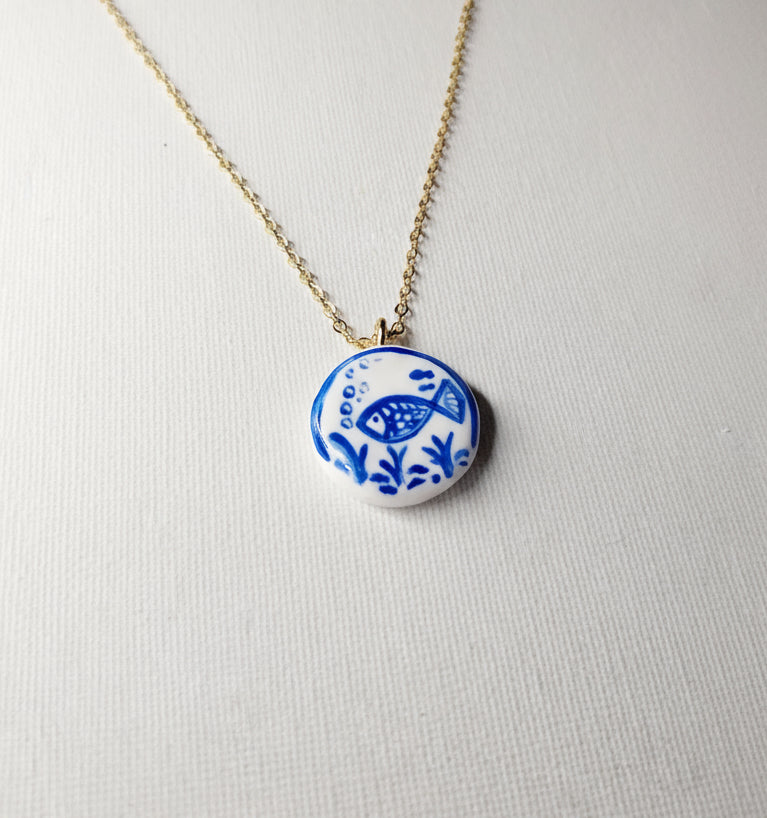 Pendentif bleu et blanc petit poisson  Talis&co | argile polymère 