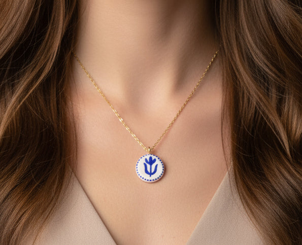 Pendentif bleu et blanc motif fleur Talis&co | Argile polymère