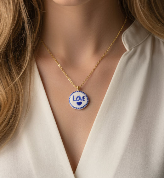 Pendentif bleu et blanc LOVE Talis&co | Argile polymère 