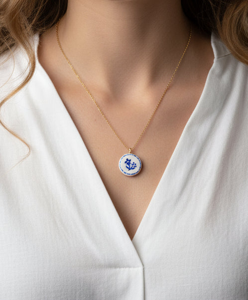 Pendentif bleu et blanc fleur Talis&co | Argile polymère 