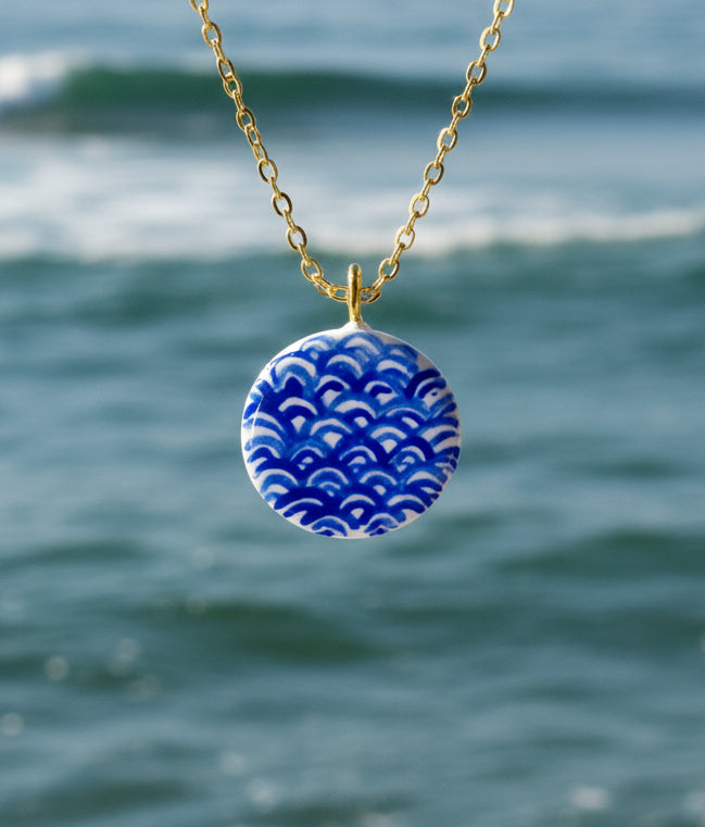 Pendentif bleu et blanc vagues Talis&co | Argile polymère 