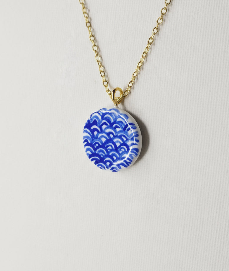 Pendentif bleu et blanc vagues Talis&co | Argile polymère 