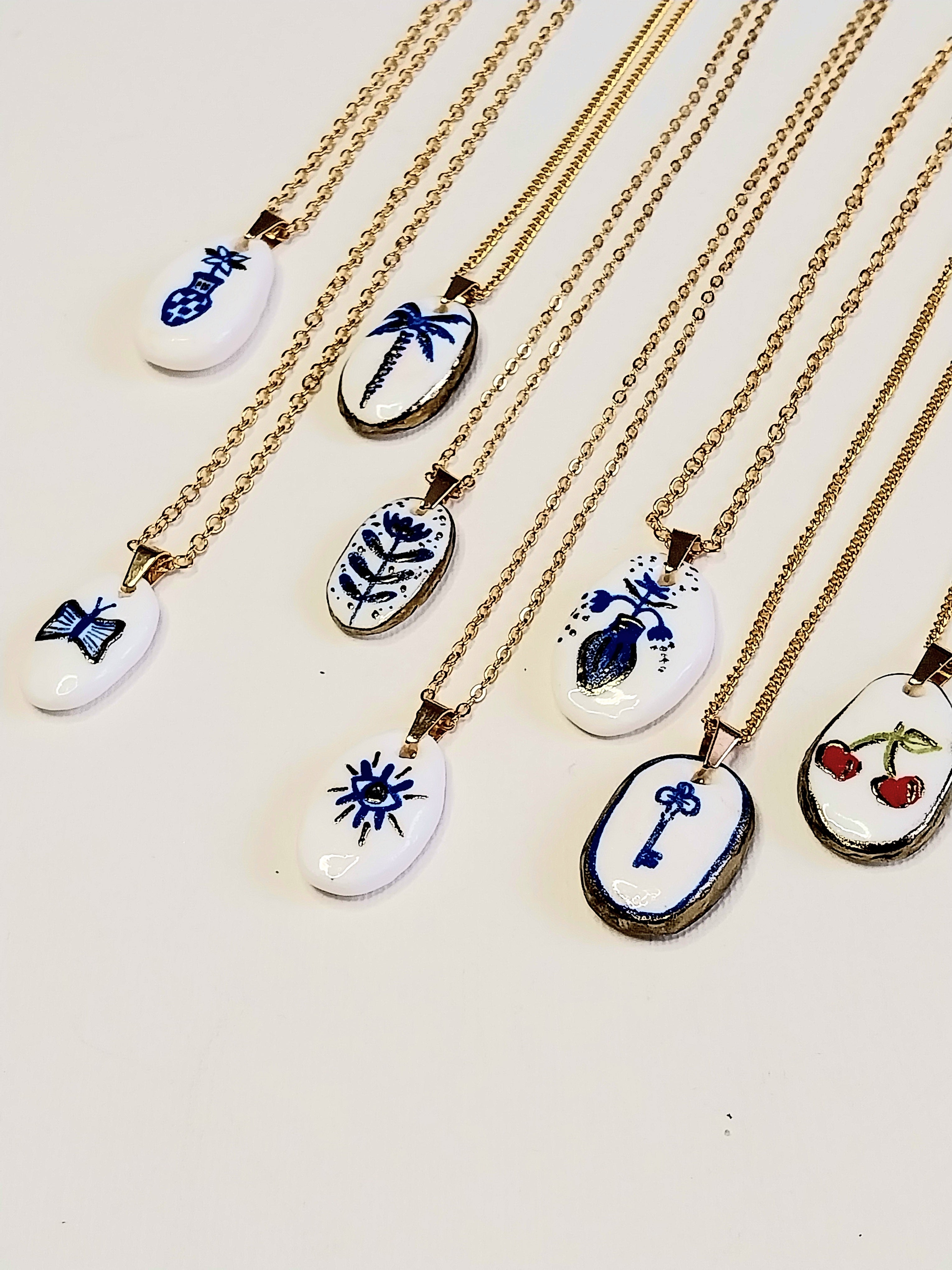 Pendentif en argile polymère peint à la main