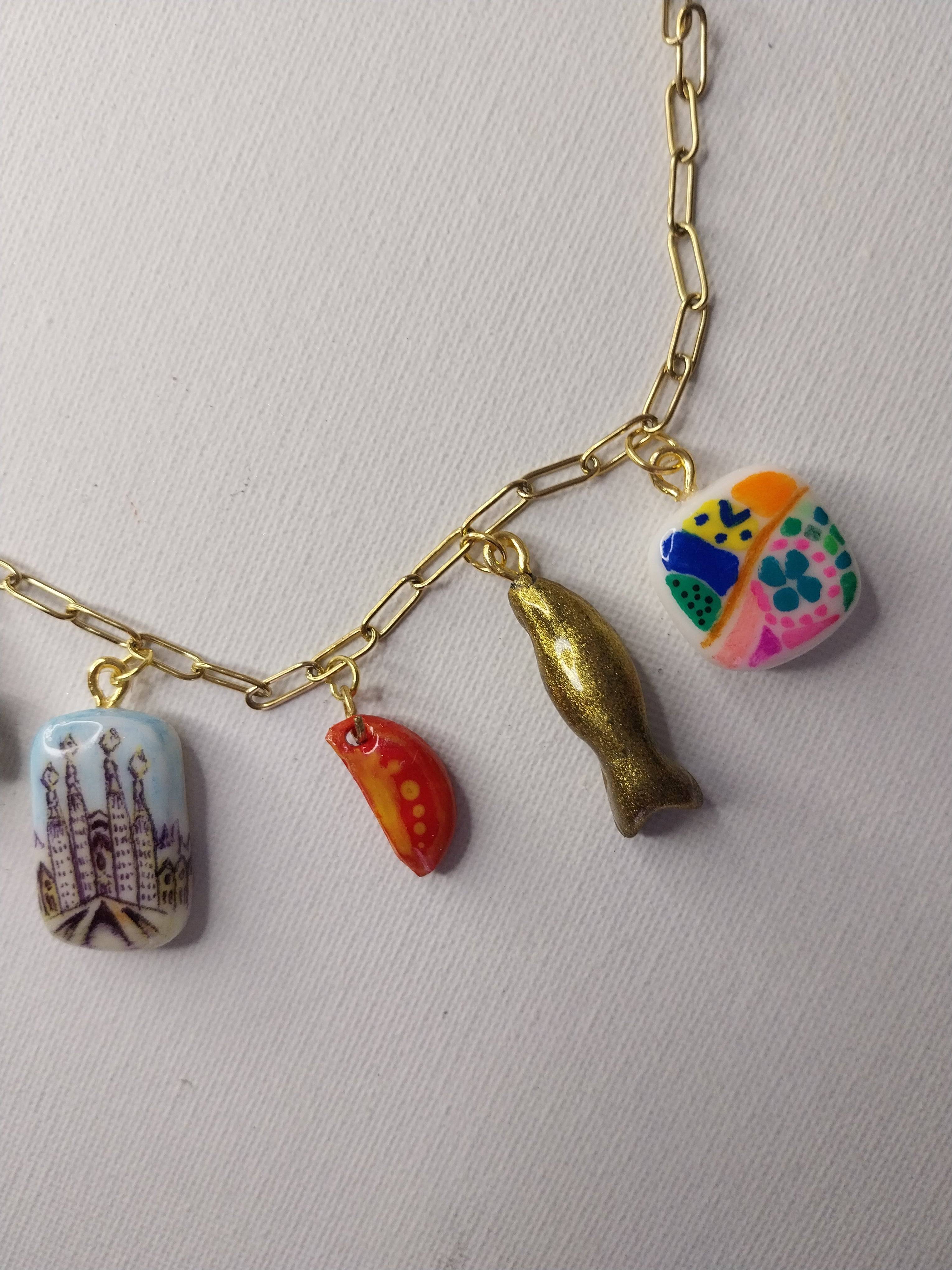 Collier personnalisé à breloques sur le thème de Barcelone