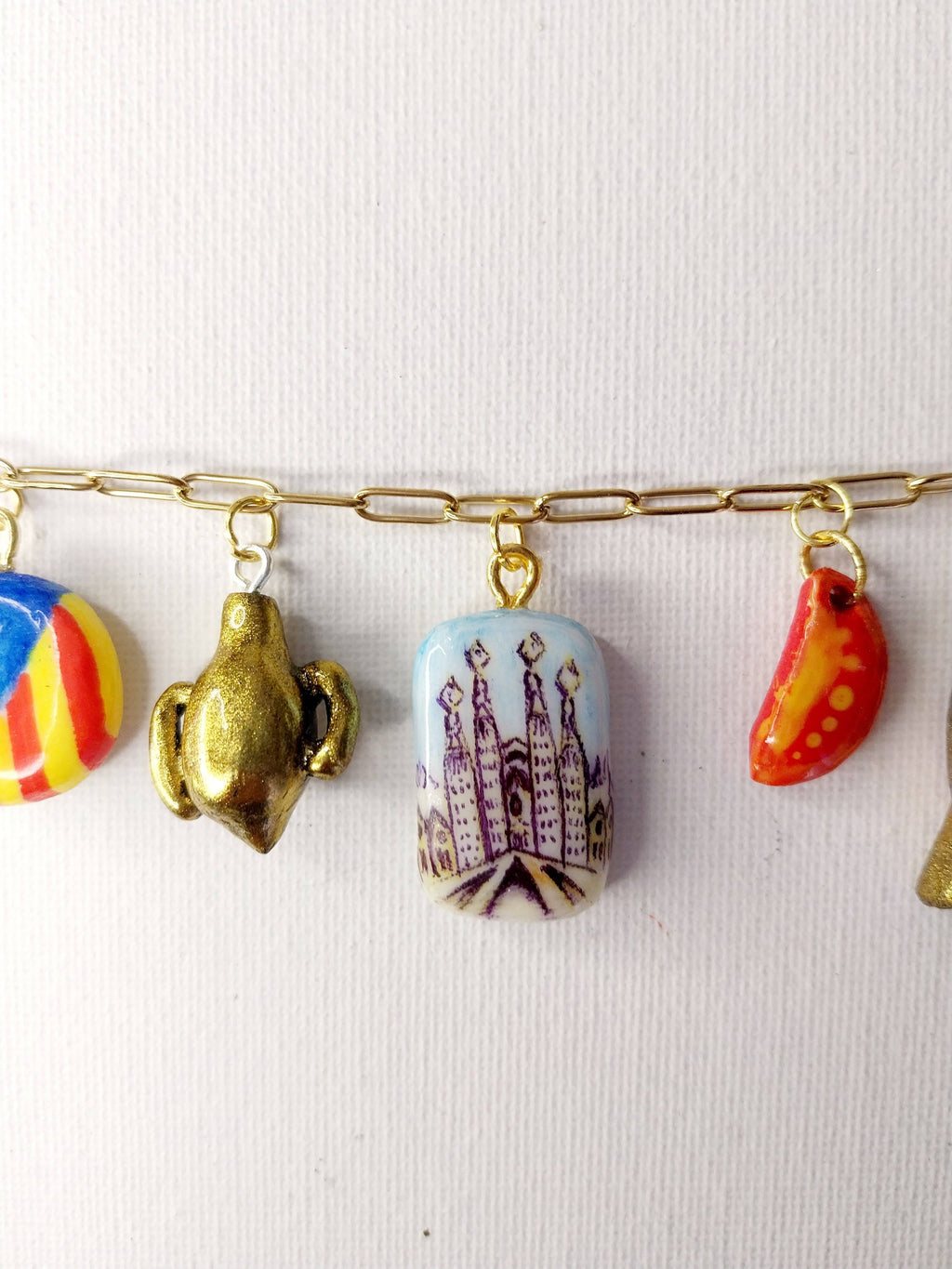 Collier personnalisé à breloques sur le thème de Barcelone