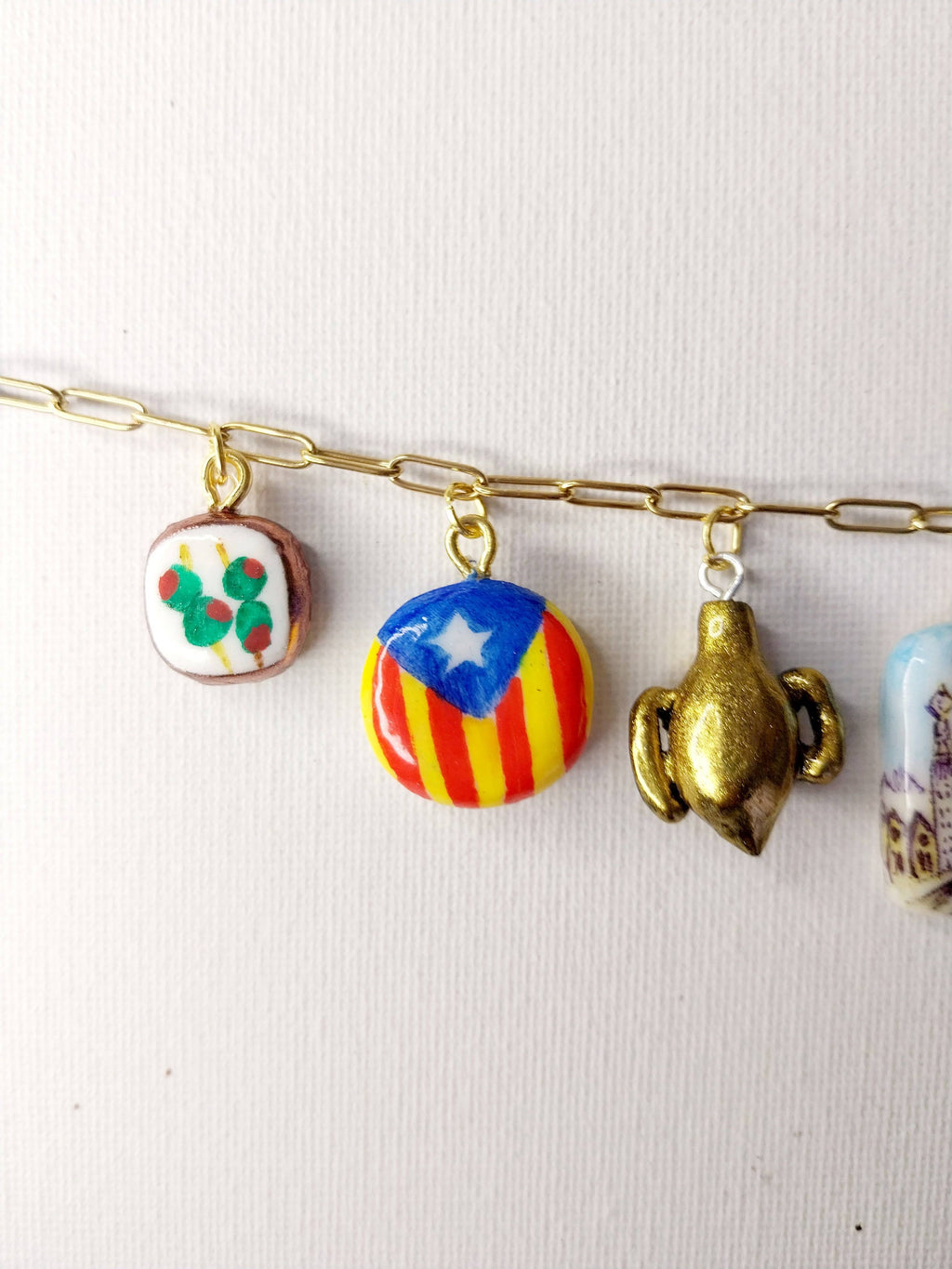 Collier personnalisé à breloques sur le thème de Barcelone