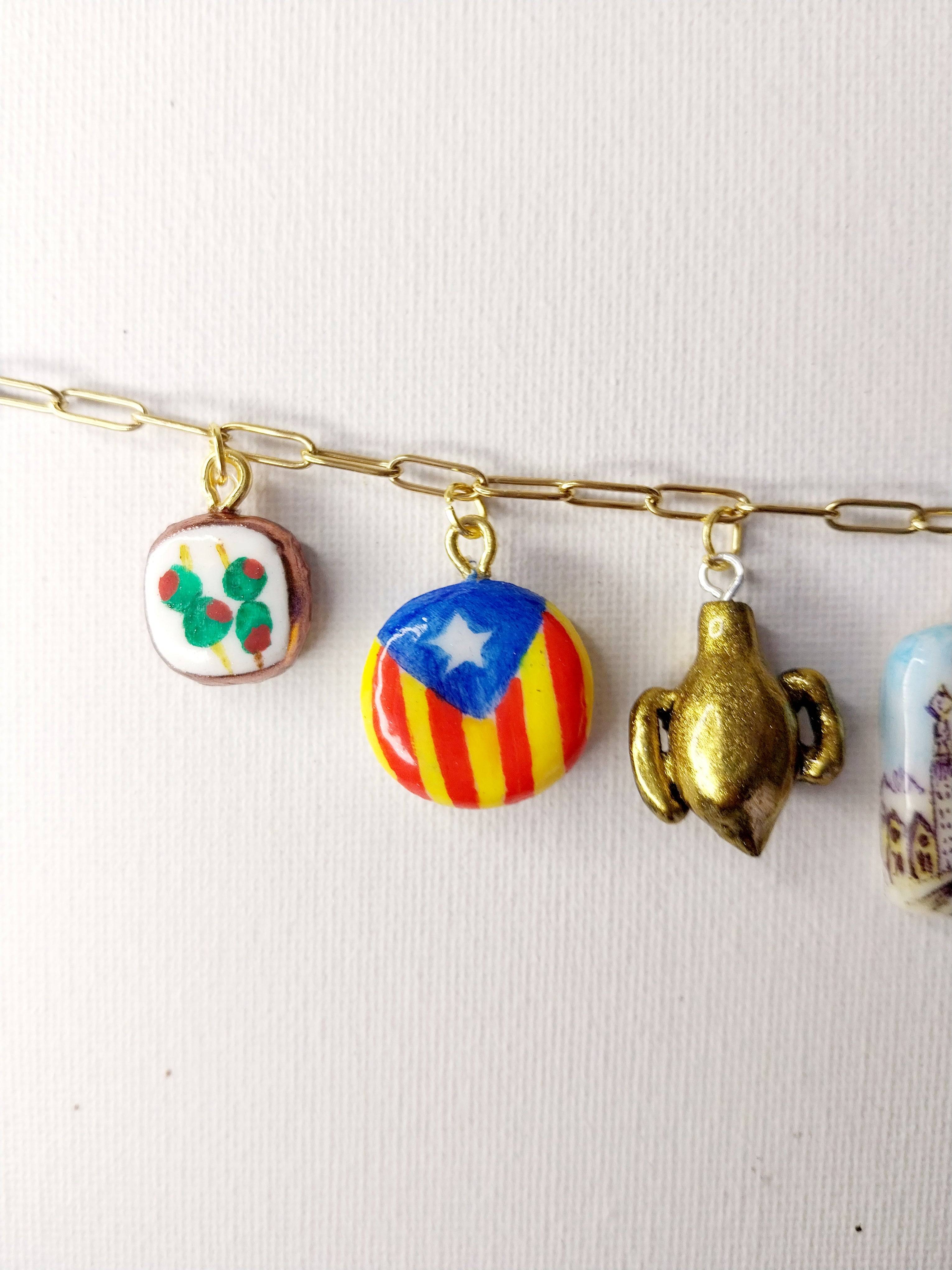 Collier personnalisé à breloques sur le thème de Barcelone