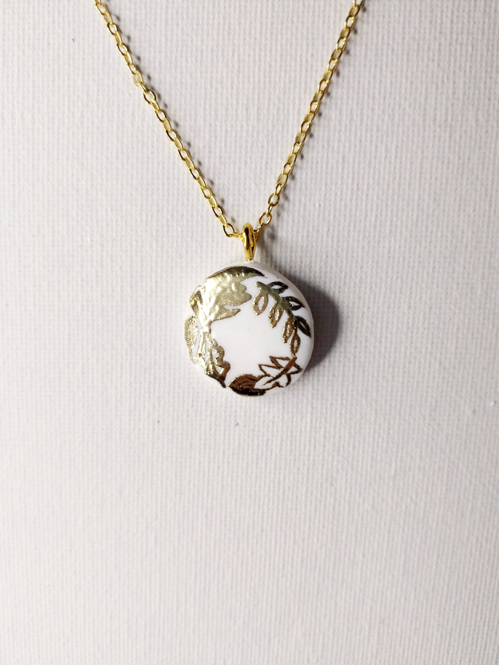 Pendentif couronne de feuilles dorées Talis&co