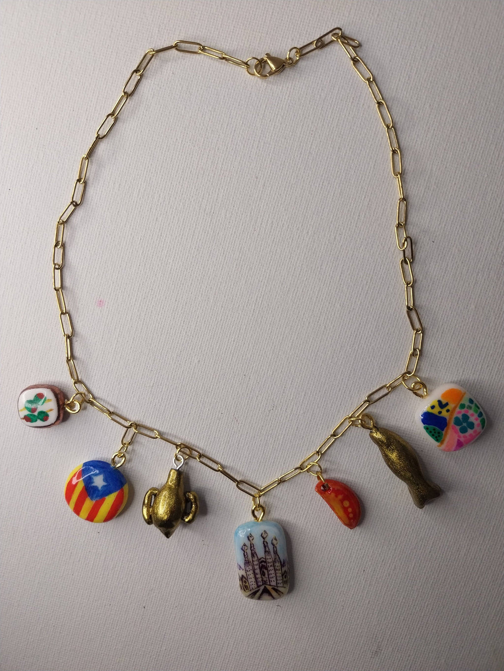 Collier personnalisé à breloques sur le thème de Barcelone