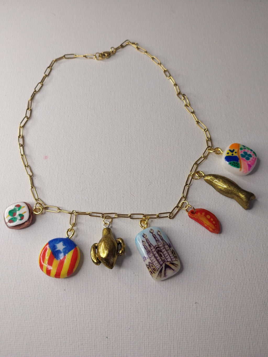 Collier personnalisé à breloques sur le thème de Barcelone