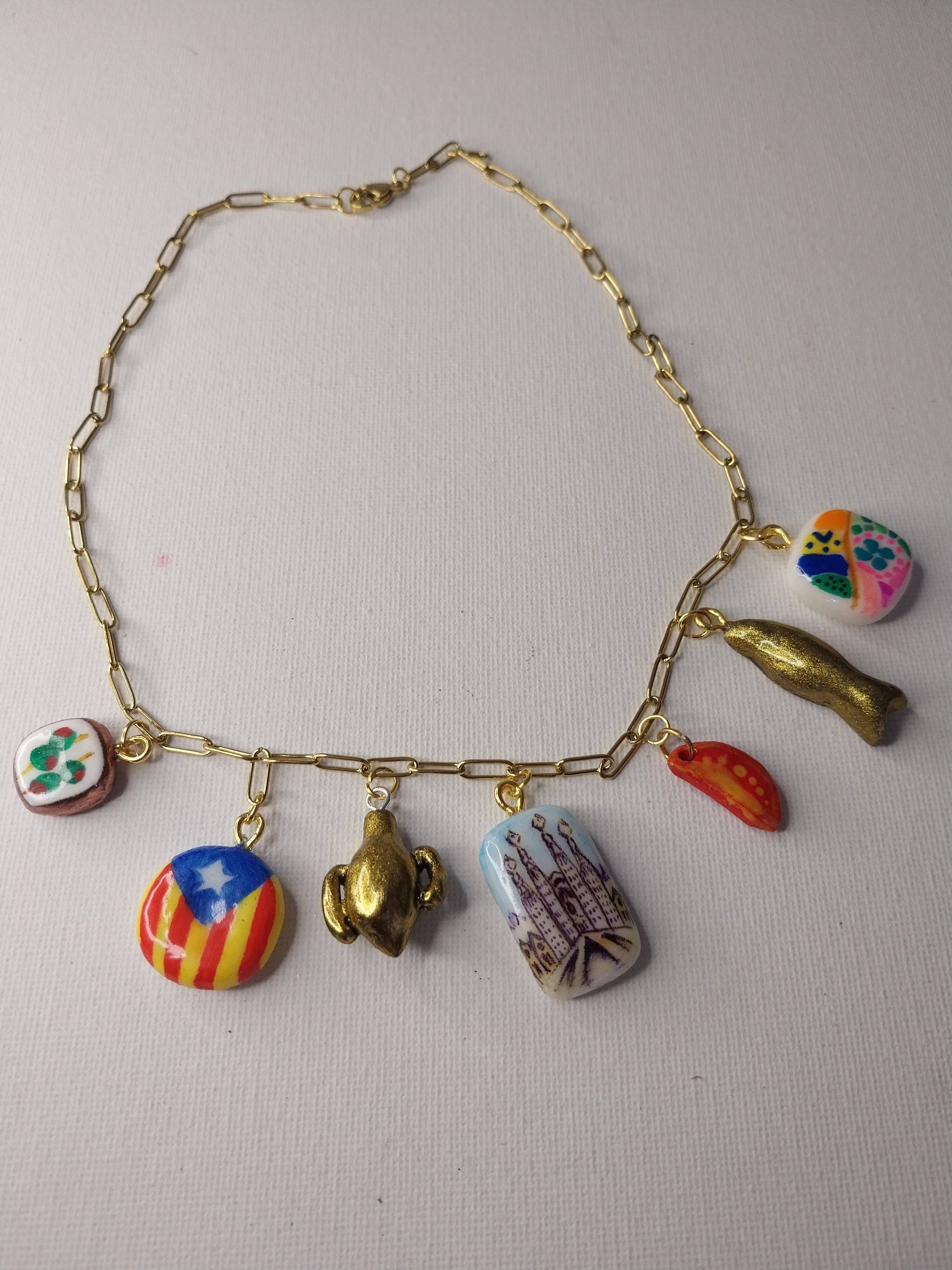 Collier personnalisé à breloques sur le thème de Barcelone