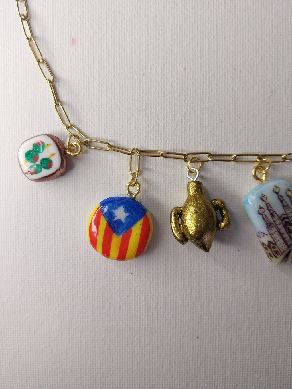 Collier personnalisé à breloques sur le thème de Barcelone
