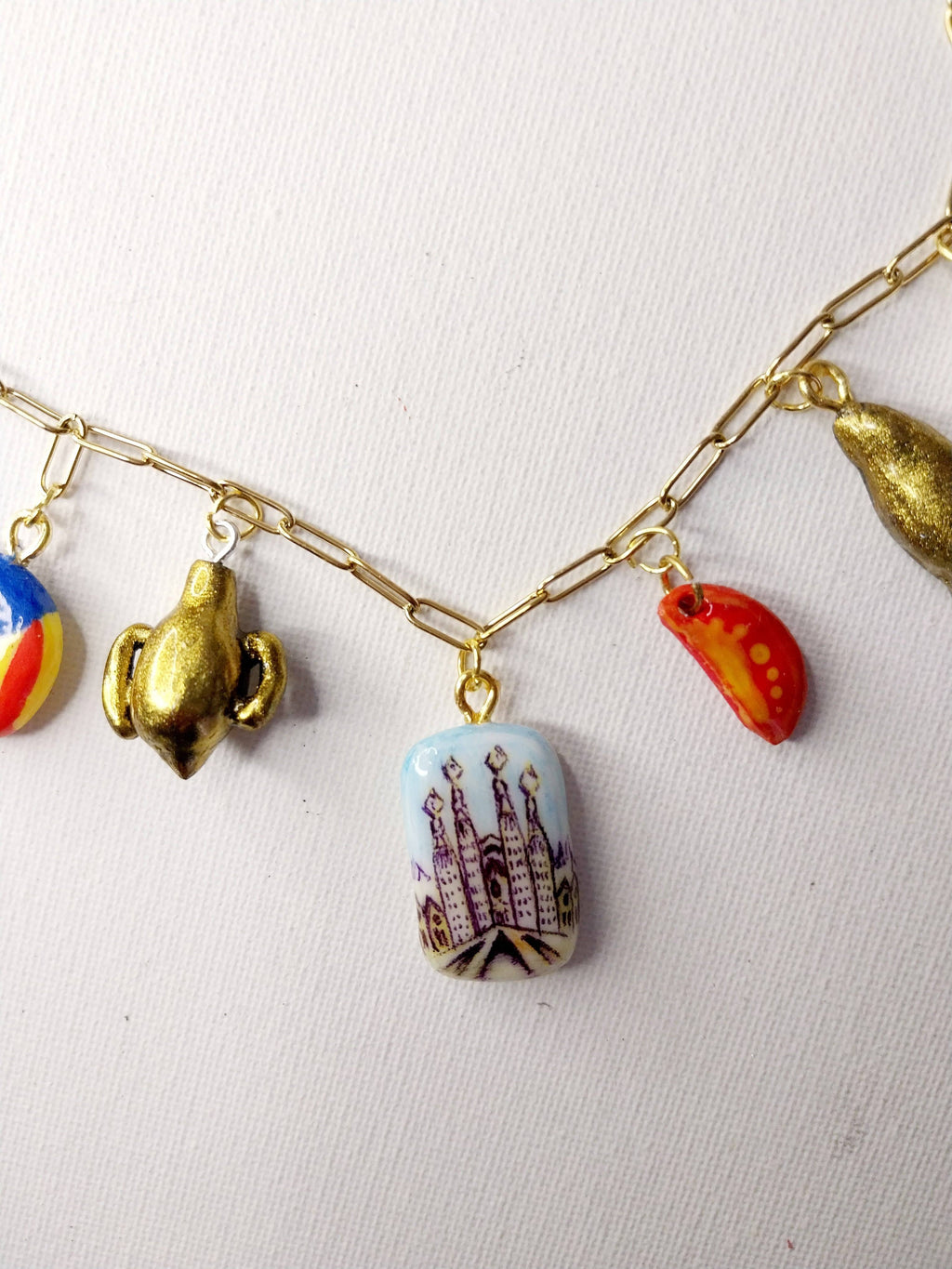 Collier personnalisé à breloques sur le thème de Barcelone