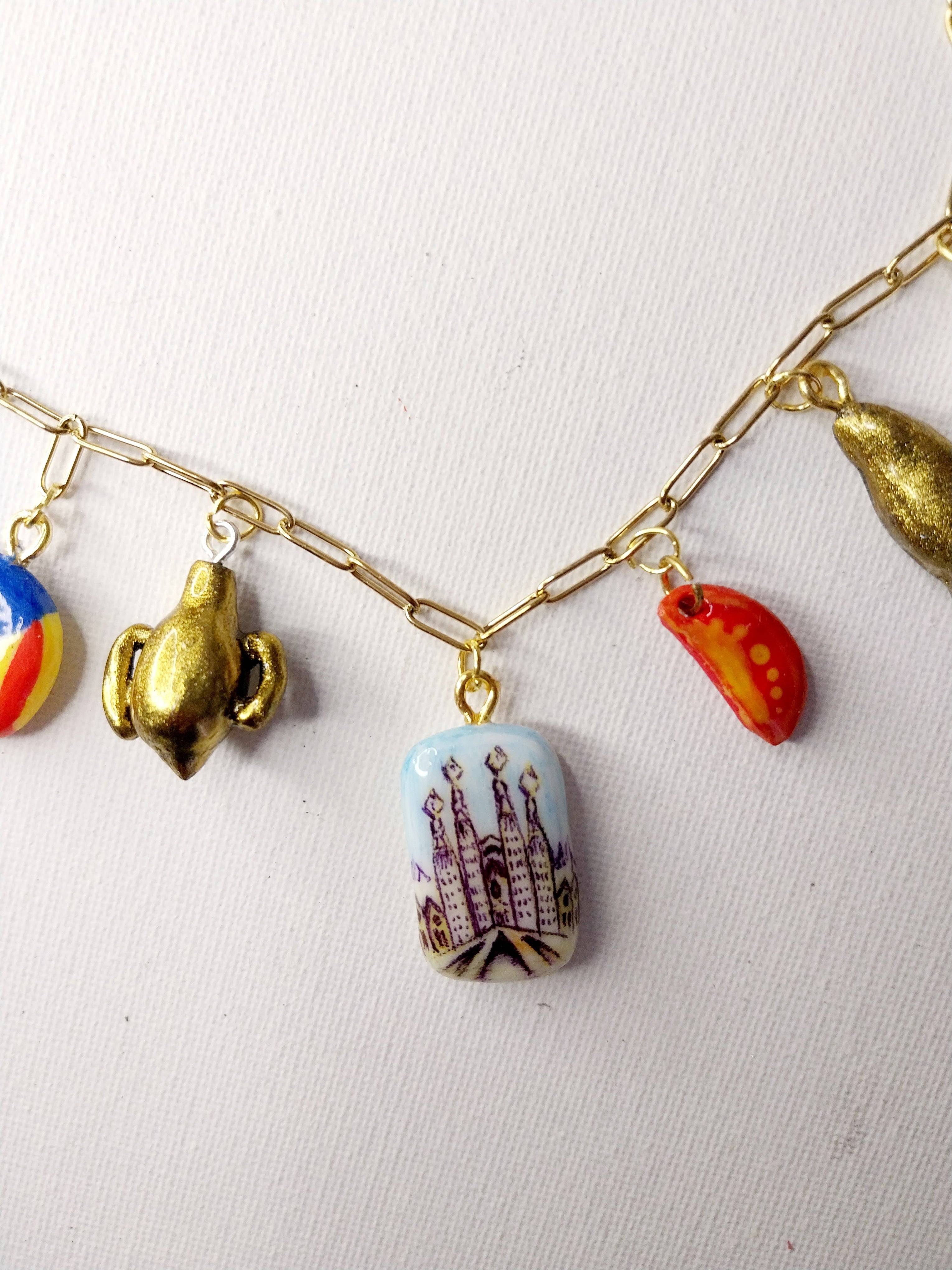 Collier personnalisé à breloques sur le thème de Barcelone