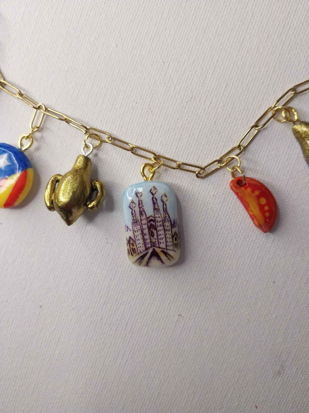 Collier personnalisé à breloques sur le thème de Barcelone