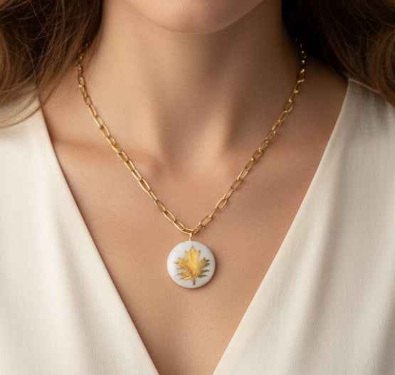 Pendentif feuille d'érable dorée automnale Talis&co