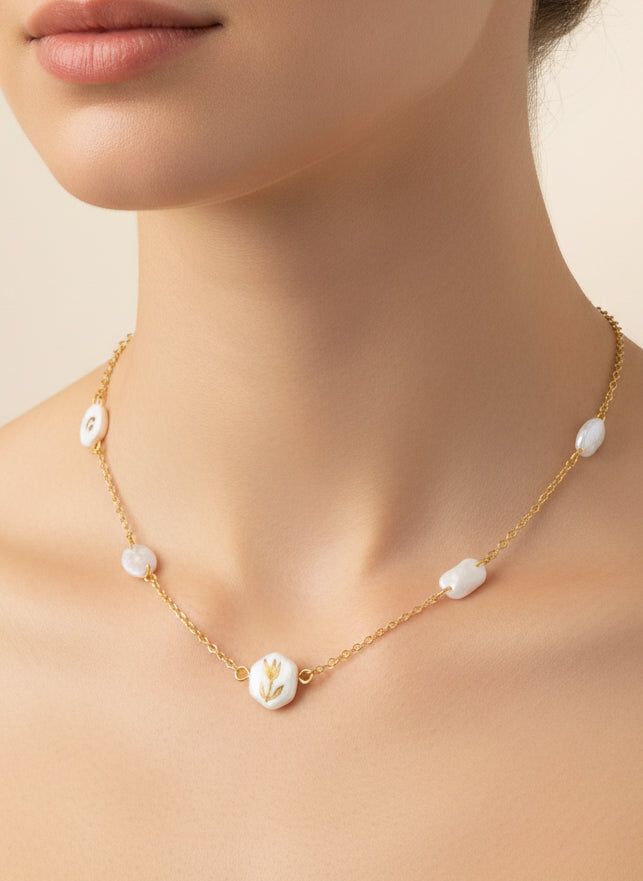 Collier moderne tendence chic baroque or et blanc