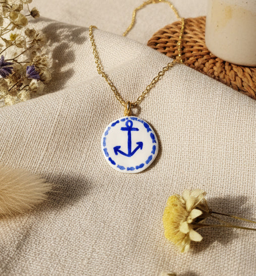 Pendentif bleu et blanc ancre Talis&co | Argile polymère 