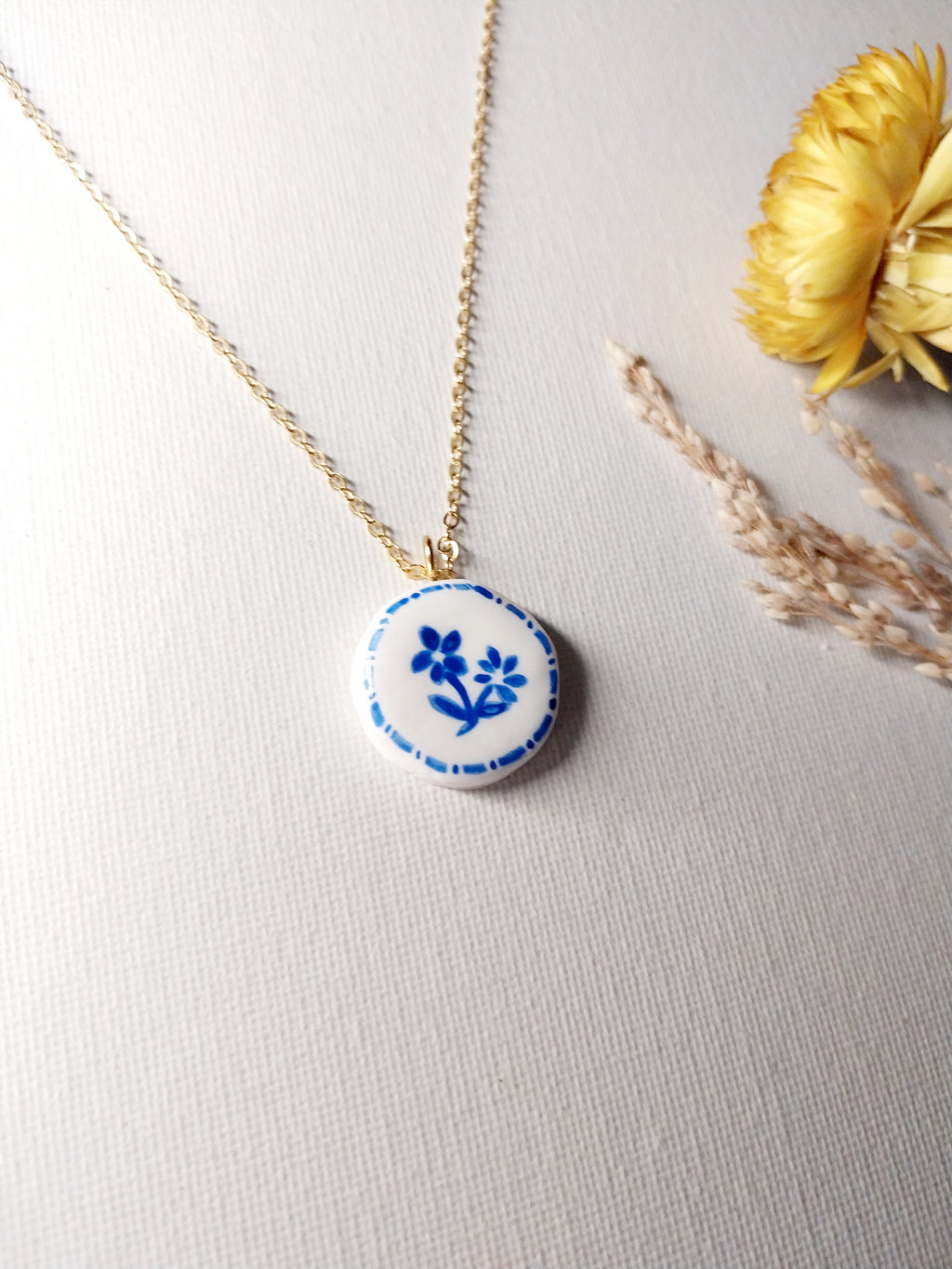 Pendentif bleu et blanc fleur Talis&co | Argile polymère 