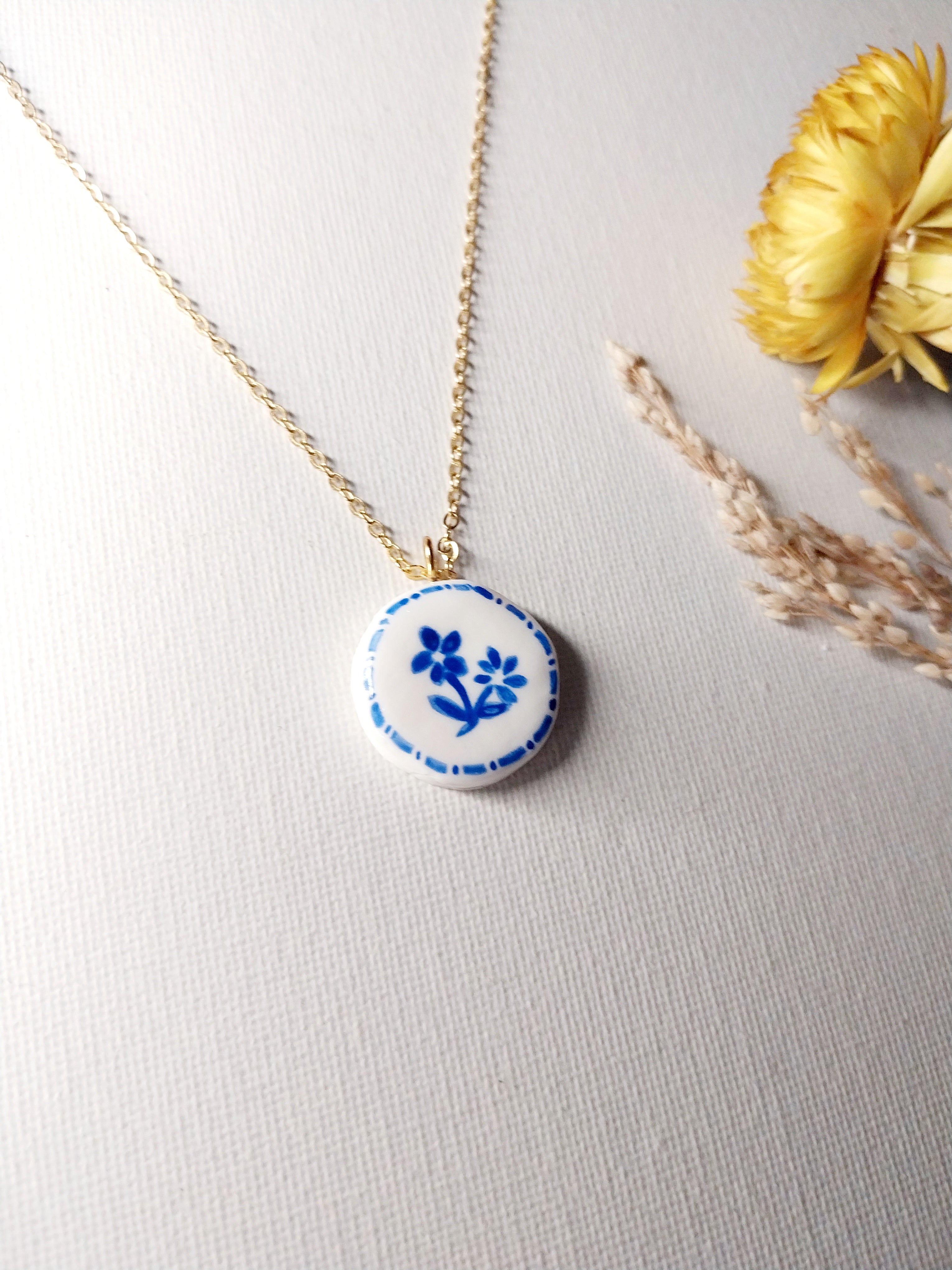Pendentif bleu et blanc fleur Talis&co | Argile polymère 