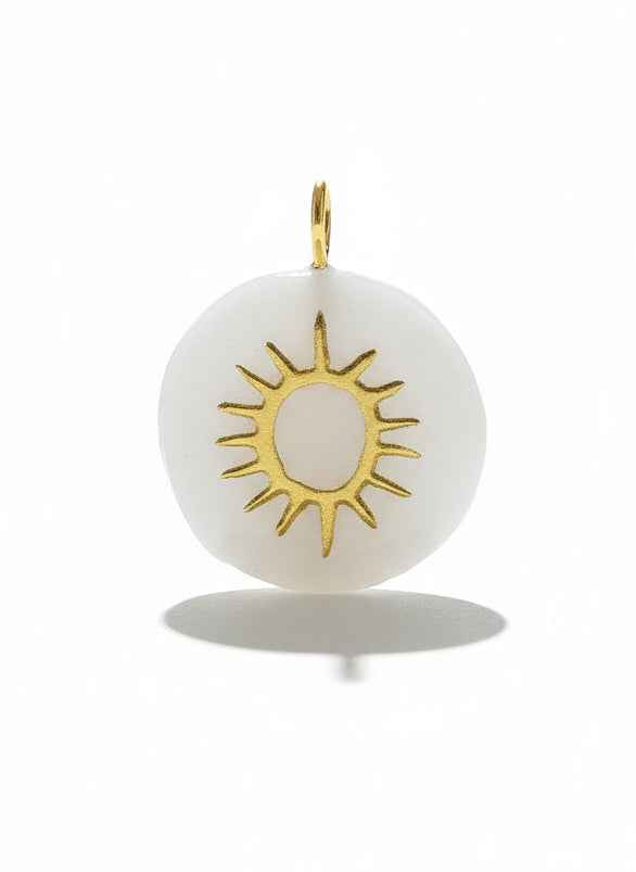 Pendentif doré soleil artisanal en argile polymère, peint à la main sur fond blanc"