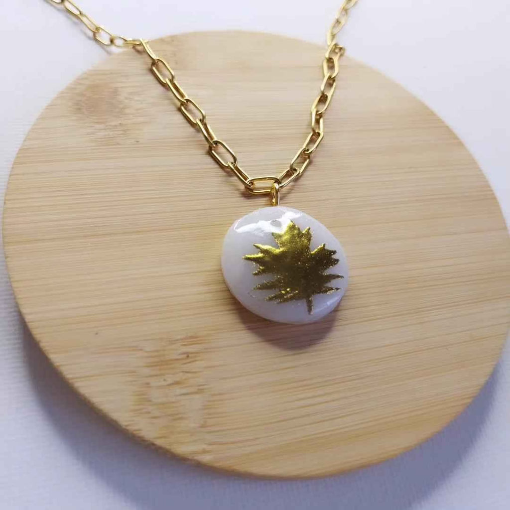 Pendentif feuille d'érable dorée automnale Talis&co
