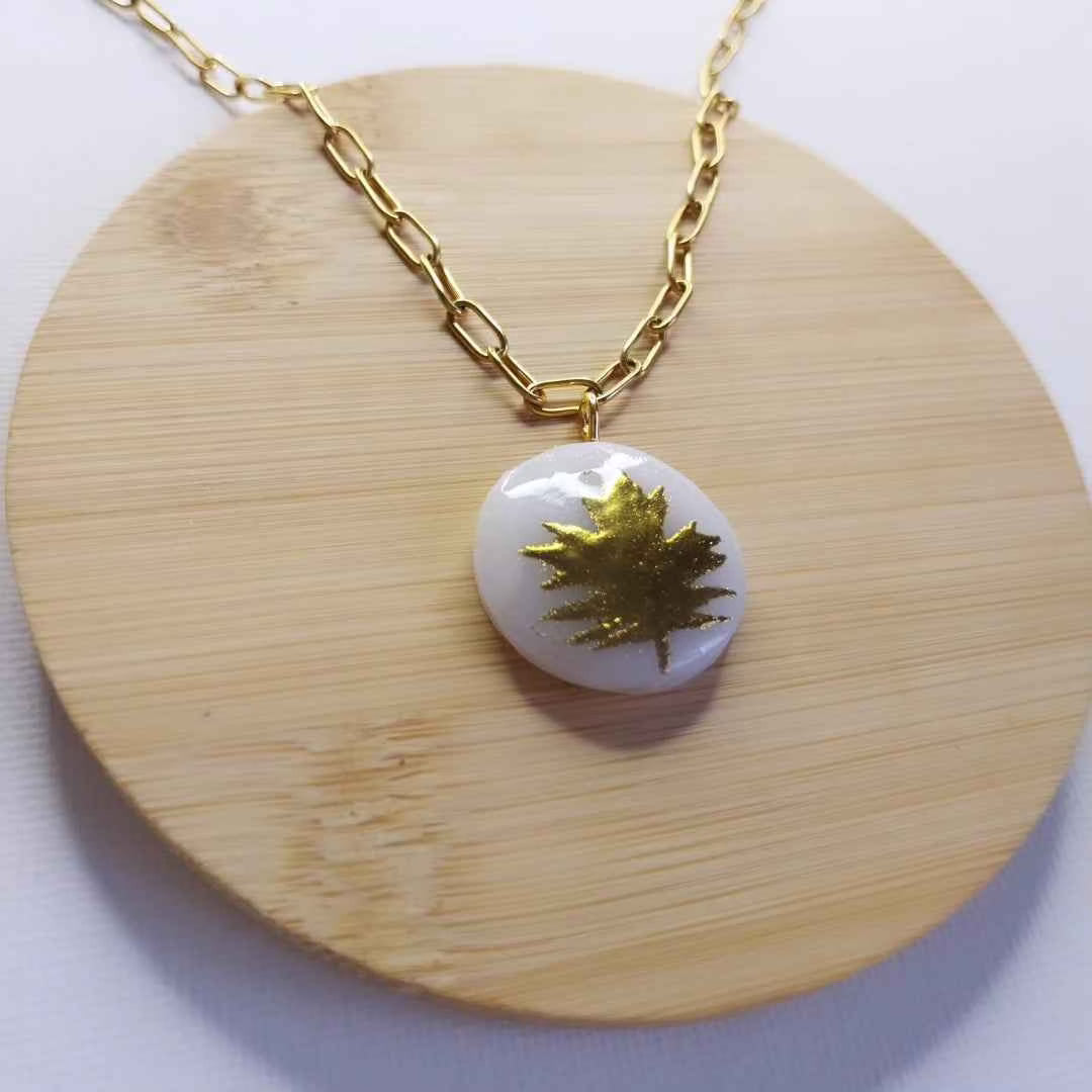 Pendentif feuille d'érable dorée automnale Talis&co