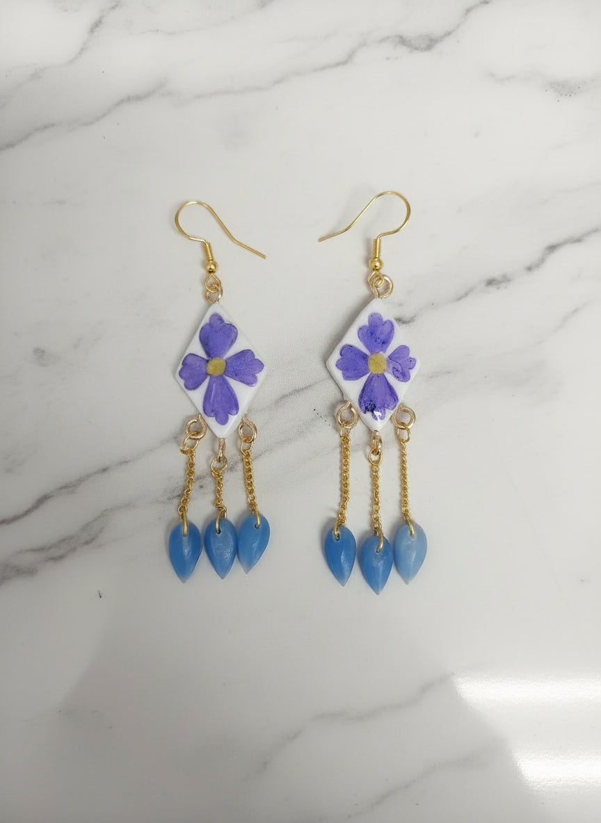 Boucles d'Oreilles Pendantes Fleur Violette & Pampilles Bleues – Bijou Unique - Talis & co