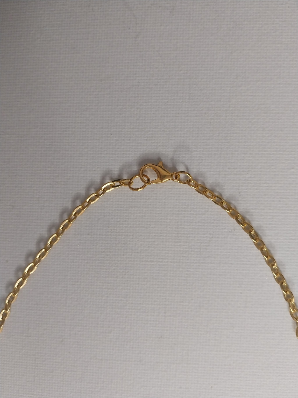 Collar "Lariat" de estilo bohemio chic: acero inoxidable, arcilla polimérica y conchas marinas. Hecho a mano.