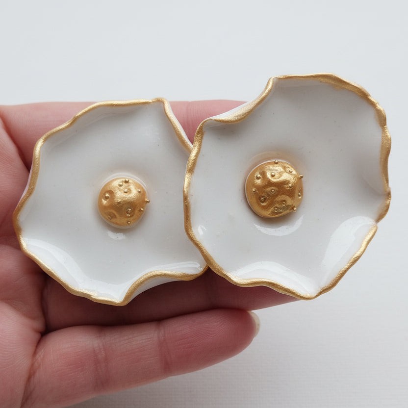 Boucles d'Oreilles Neige - Blanche et Doré | Argile polymère